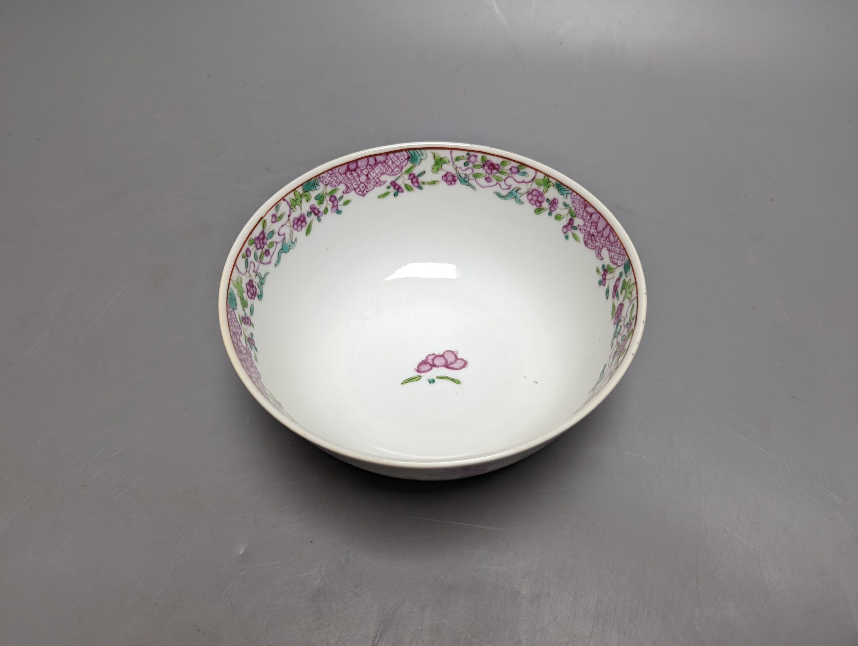 Two 18th/19th century Chinese famille rose bowls 14cm